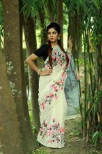 হাফসিল্ক শাড়ীতে  হ্যান্ডপ্রিন্ট তুলির কাজ করা - Image 3